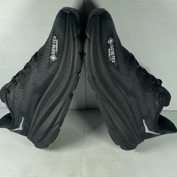 Hoka Clifton 9 GTX - Black Running Shoes Size 8B