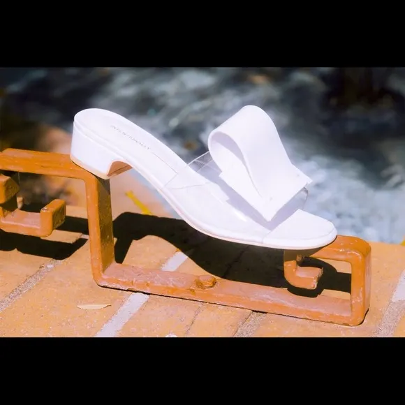 Intentionally Blank Nest White &amp; Clear Slides Size 7  Mod Edgy