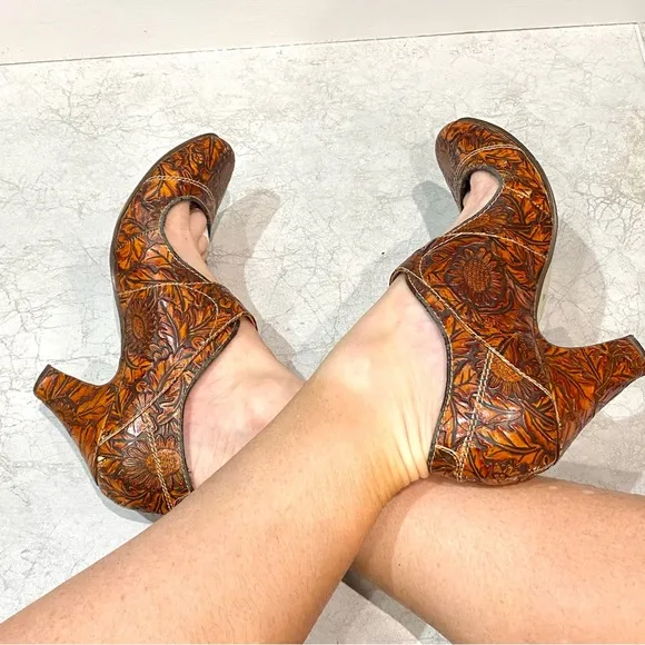 JEFFREY CAMPBELL Mary jane heels VINTAGE brown LEATHER TOOLED women’s 9.5 pumps