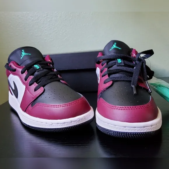 Jordan Big Kid's 1 Low SE Dark Beetroot/Black-Roma Green Size 5Y