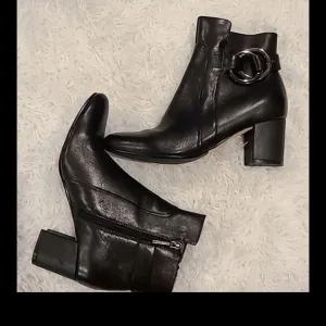 Karl Lagerfeld Leather zip ankle Boots