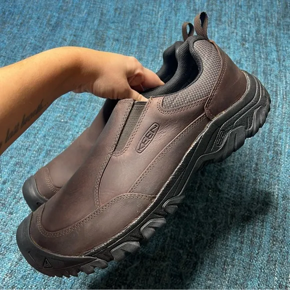 Keen Men's Targhee 111 Slip On Leather Shoes in Dark Earth Mulch Brown