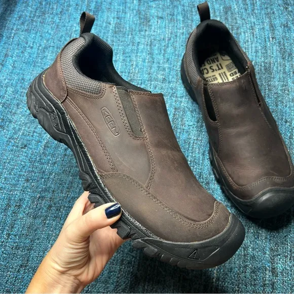 Keen Men's Targhee 111 Slip On Leather Shoes in Dark Earth Mulch Brown