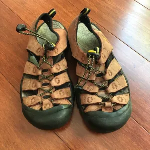 Keen women's camping hiking travel casual sandals black &amp; brick color size 7.5