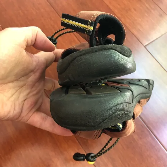 Keen women's camping hiking travel casual sandals black &amp; brick color size 7.5
