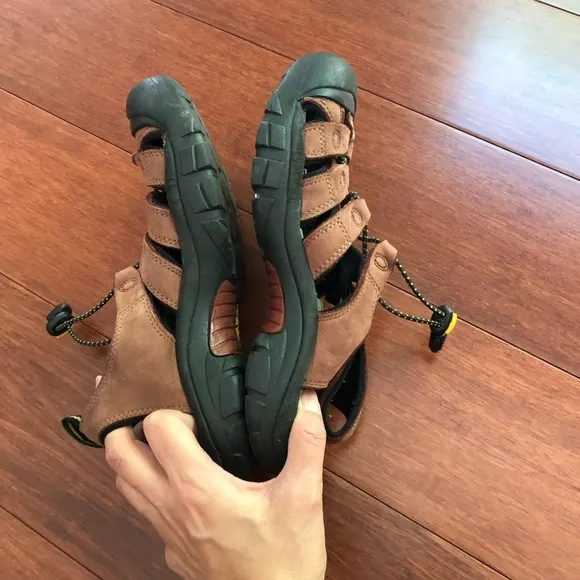 Keen women's camping hiking travel casual sandals black &amp; brick color size 7.5