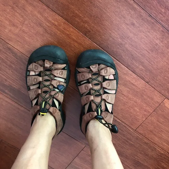 Keen women's camping hiking travel casual sandals black &amp; brick color size 7.5
