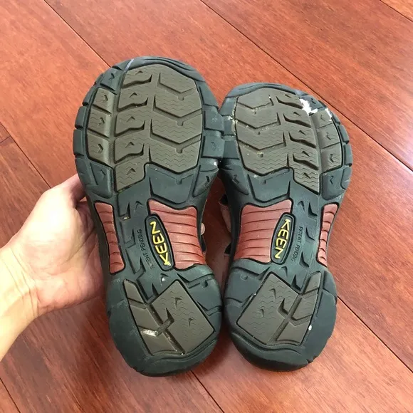 Keen women's camping hiking travel casual sandals black &amp; brick color size 7.5