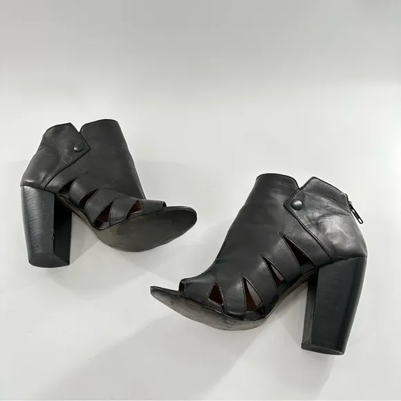 Kelsi Dagger ankle booties size 8.5 black leather open toe chunky boots