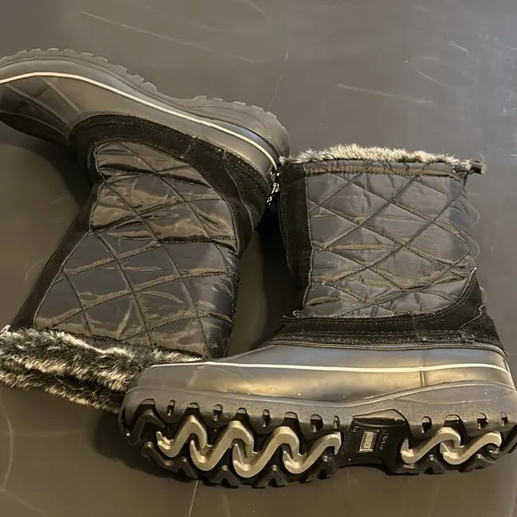 kHOMBU ANKLE BOOTS SIZE 10