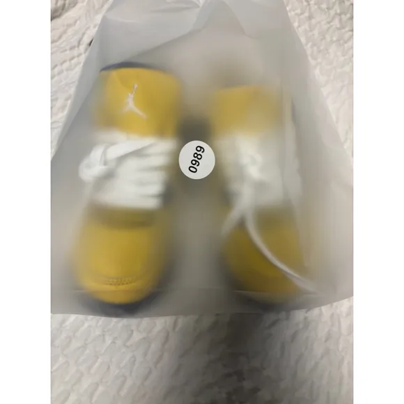 Kids Jordan Sneakers Yellow Black Size 10.5Y