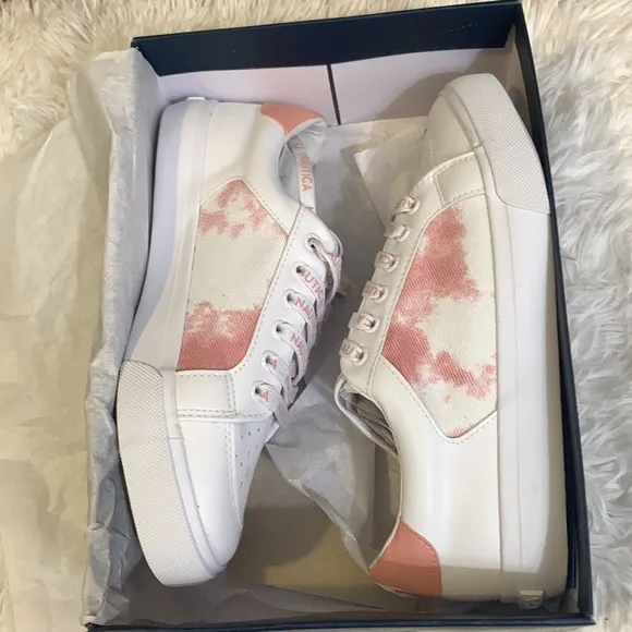 Ladies size 6 Nautica Lace Up Casual Shoes NWT