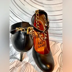 Lanvin leather Black high Heels with removable Gold Chain. $980. Stunning