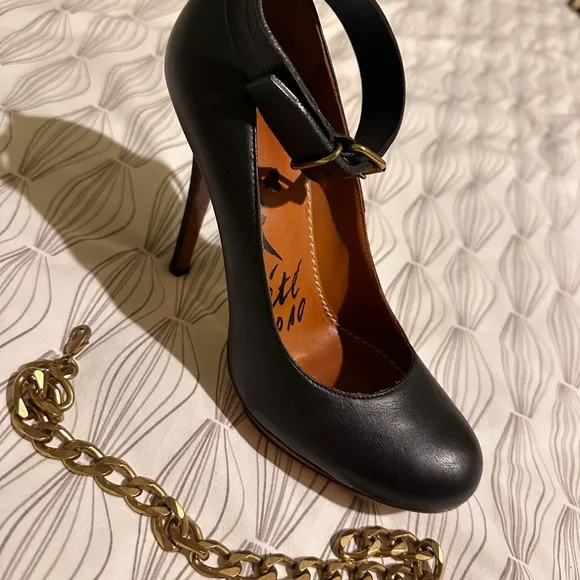 Lanvin leather Black high Heels with removable Gold Chain. $980. Stunning