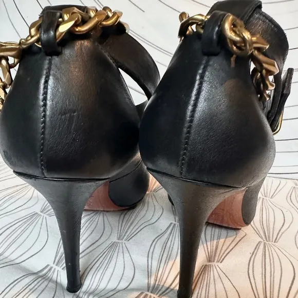 Lanvin leather Black high Heels with removable Gold Chain. $980. Stunning
