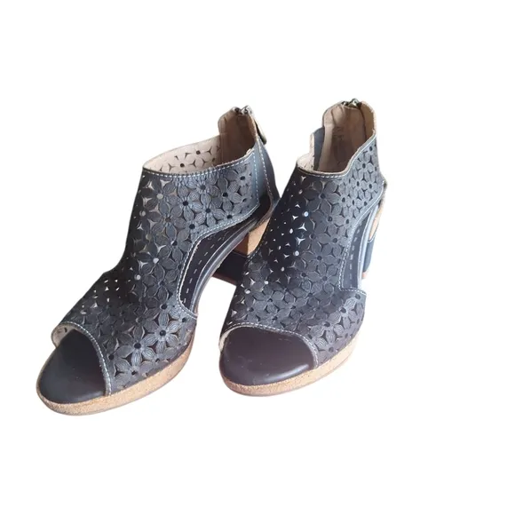 L'Artiste Spring Step Dark Brown Leather Cutout Sandals Size 37 (US 6.5-7)