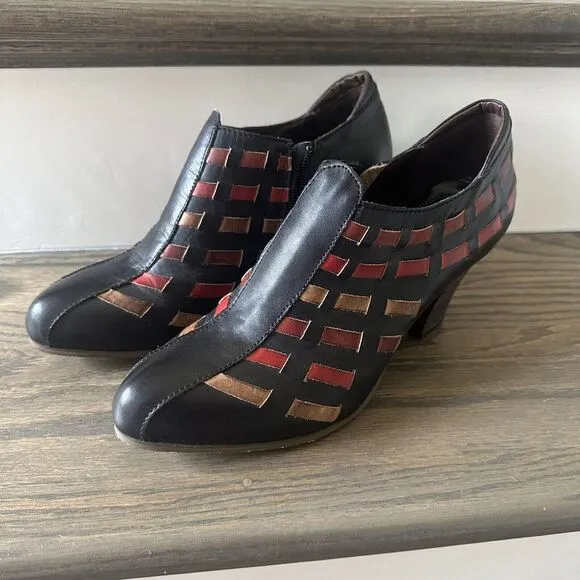 L'Artiste Spring Step Size 41 Black Leather Woven Ankle Bootie‎