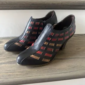 L'Artiste Spring Step Size 41 Black Leather Woven Ankle Bootie‎