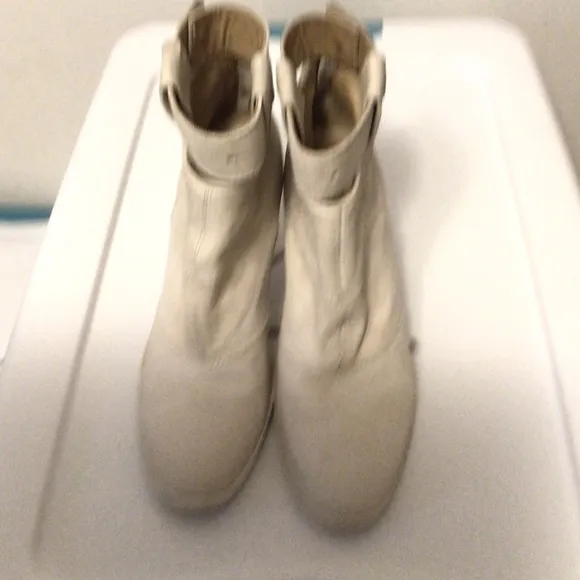 LD Tuttle Suede Ankle boot SZ 38 1/2