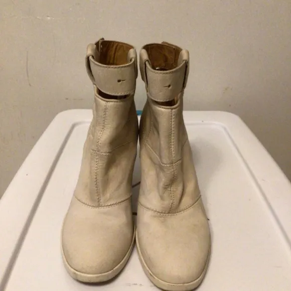 LD Tuttle Suede Ankle boot SZ 38 1/2