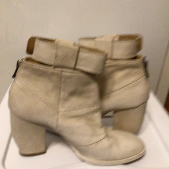 LD Tuttle Suede Ankle boot SZ 38 1/2