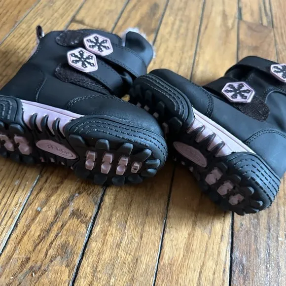 Like NEW Bass Toddler Girls Black Winter Snow Boots with Light Pink Accents Sz 6