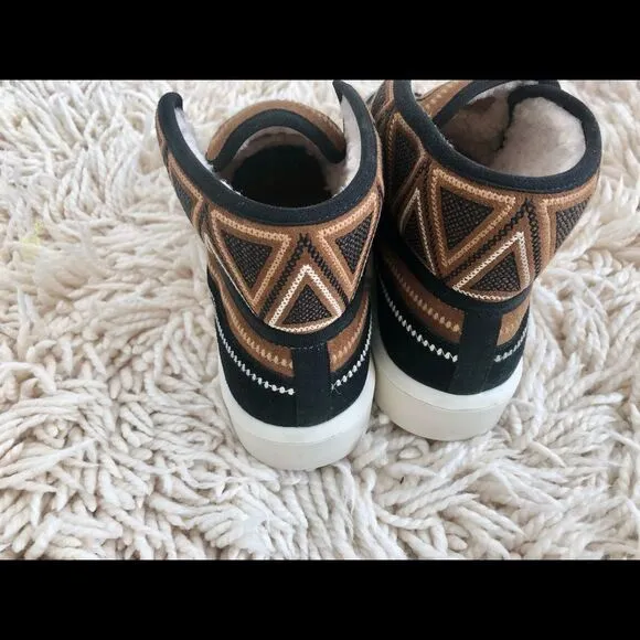 Like new extra ordinary ankle boots by Bernardo size 91/2 m