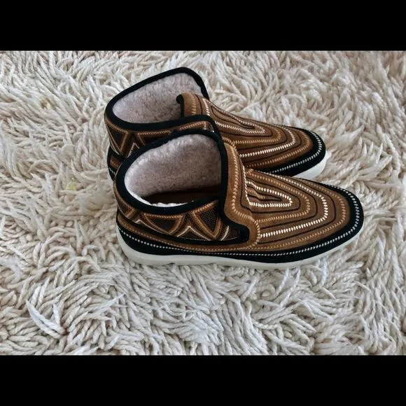 Like new extra ordinary ankle boots by Bernardo size 91/2 m