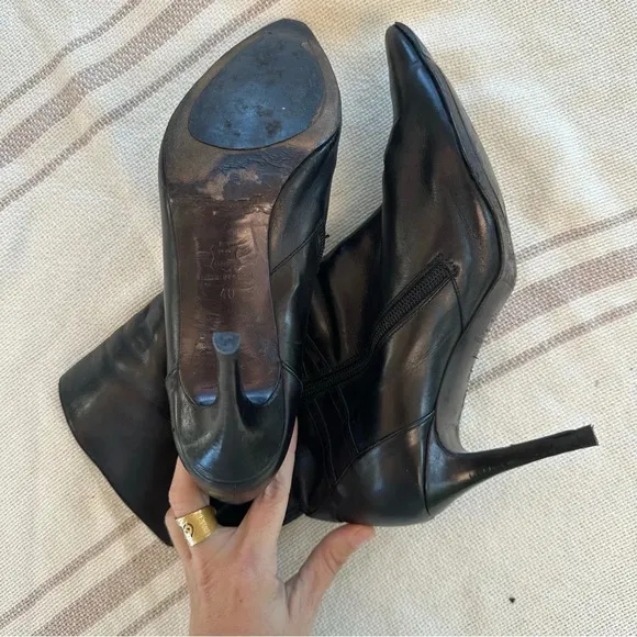 LK BENNETT BLACK LEATHER WITH GOLD TRIM &amp; STRAPS HEELED ANKLE BOOTS SIZE 9