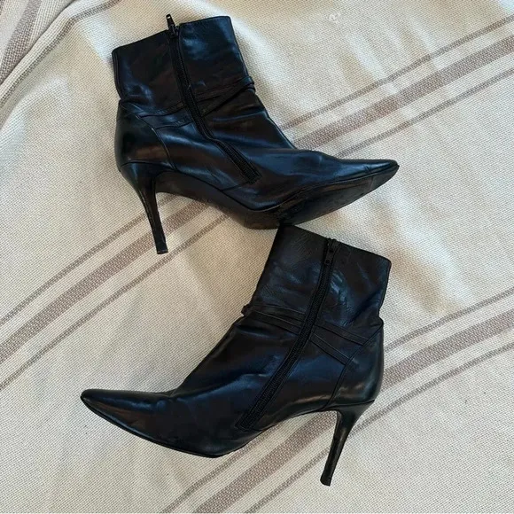 LK BENNETT BLACK LEATHER WITH GOLD TRIM &amp; STRAPS HEELED ANKLE BOOTS SIZE 9