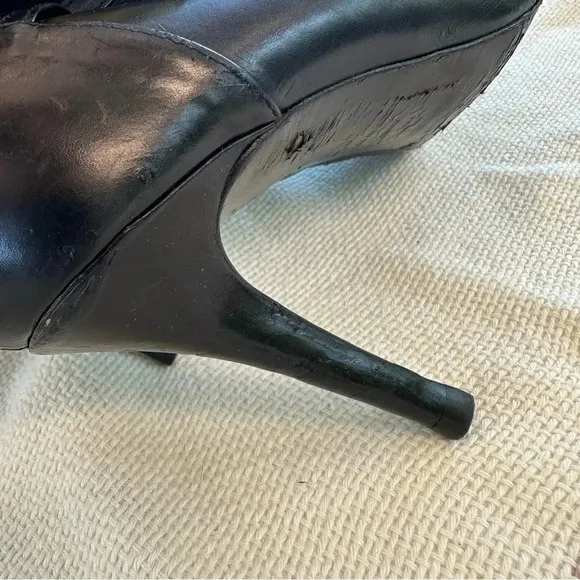 LK BENNETT BLACK LEATHER WITH GOLD TRIM &amp; STRAPS HEELED ANKLE BOOTS SIZE 9
