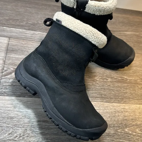 LLBean woman’s snow boots size 8.5
