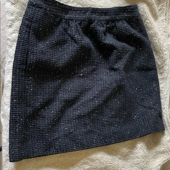 Loft 00P black festive mini skirt! Lined, front pockets! Goes with everything!