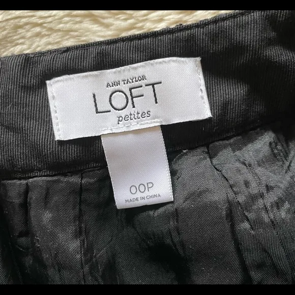 Loft 00P black festive mini skirt! Lined, front pockets! Goes with everything!