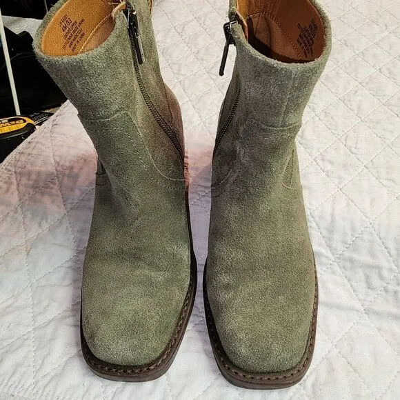 Lucky Brand 'KAZEY' mossy green leather/suede ankle boots Girls Sz 4 Cute!