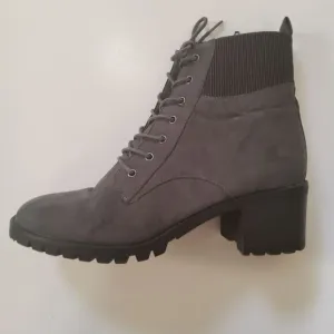 Market &amp; Spruce Combat Lace Up  Ankle Boots Booties Size 10 Grey NWOT