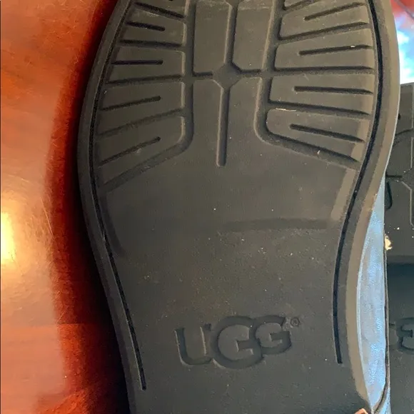 Mens oxford shoes by UGG size 10 brown leather