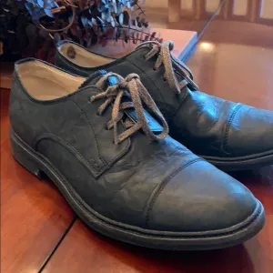 Mens oxford shoes by UGG size 10 brown leather