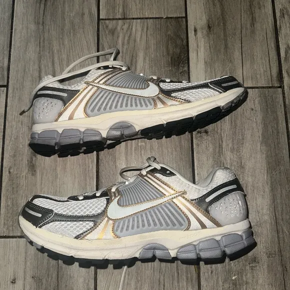 Men’s used Nike zoom Vomero 5 running shoes size 11.5 metallic gold platinum