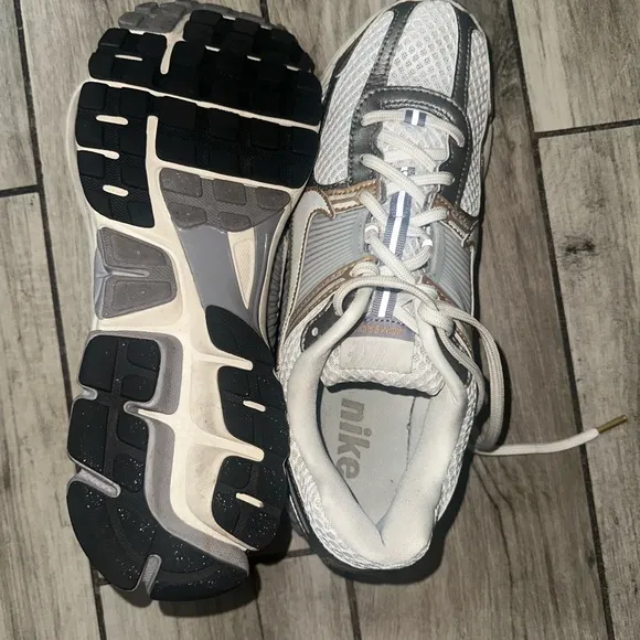 Men’s used Nike zoom Vomero 5 running shoes size 11.5 metallic gold platinum