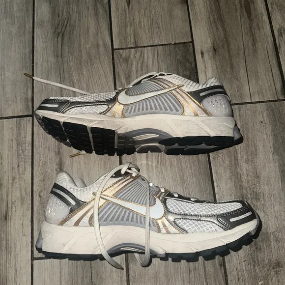 Men’s used Nike zoom Vomero 5 running shoes size 11.5 metallic gold platinum