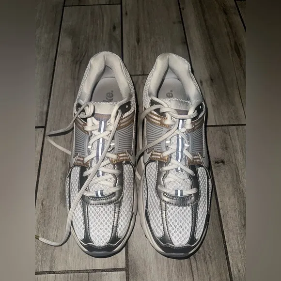 Men’s used Nike zoom Vomero 5 running shoes size 11.5 metallic gold platinum