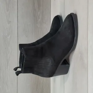 M.Gemi Womens Ankle Suede Heels boots shoes sz 38.5/8.5