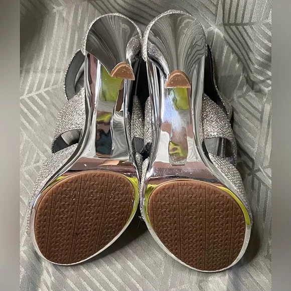 Michael Kors (VGUC) Glitter Metallic Silver Berkley T-Strap size 7M sandal