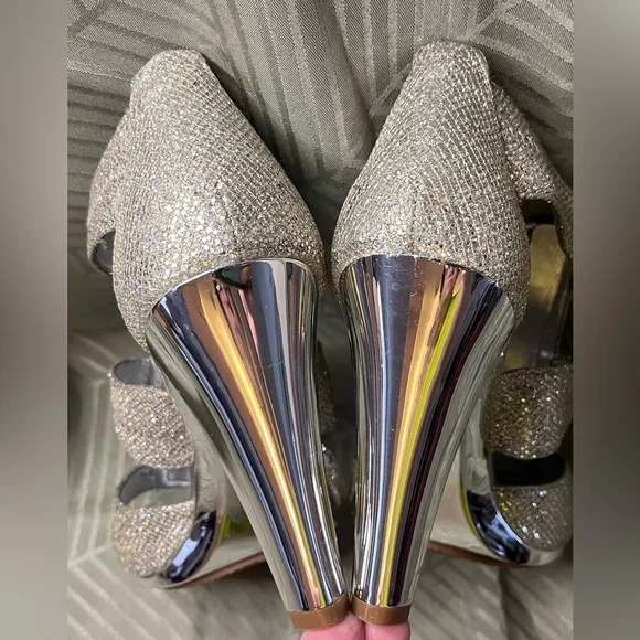 Michael Kors (VGUC) Glitter Metallic Silver Berkley T-Strap size 7M sandal