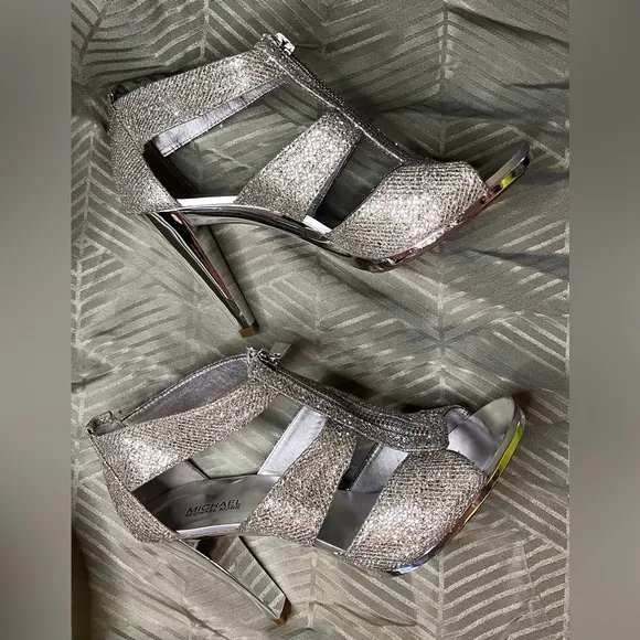 Michael Kors (VGUC) Glitter Metallic Silver Berkley T-Strap size 7M sandal