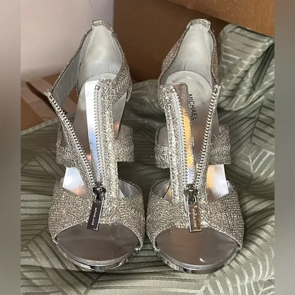 Michael Kors (VGUC) Glitter Metallic Silver Berkley T-Strap size 7M sandal