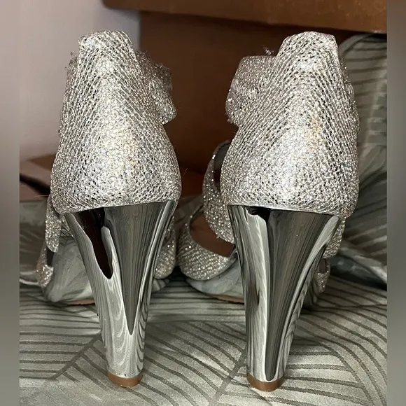 Michael Kors (VGUC) Glitter Metallic Silver Berkley T-Strap size 7M sandal