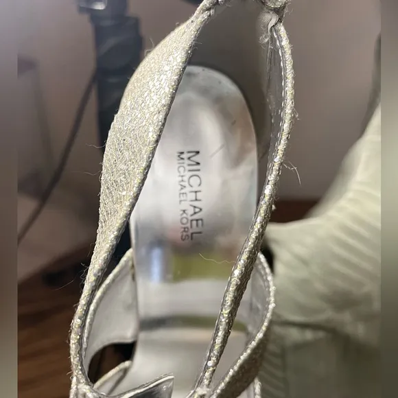 Michael Kors (VGUC) Glitter Metallic Silver Berkley T-Strap size 7M sandal