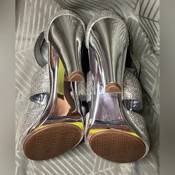 Michael Kors (VGUC) Glitter Metallic Silver Berkley T-Strap size 7M sandal